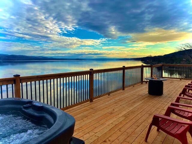 Waterfront 3-bedroom duplex, hot tub, 10 guests. gallery image 2