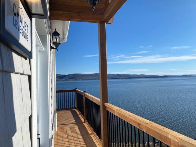 Waterfront 3-bedroom duplex, hot tub, 10 guests. gallery image 3