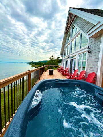 Waterfront 3-bedroom duplex, hot tub, 10 guests.