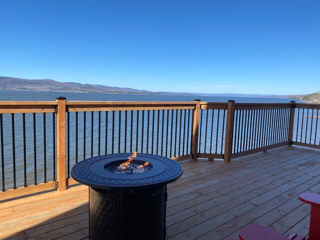 Waterfront 3-bedroom duplex, hot tub, 10 guests. gallery image 4