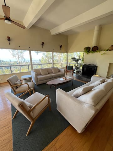 Relaxing Retreat: 3 Bedroom Overlooking the Bay