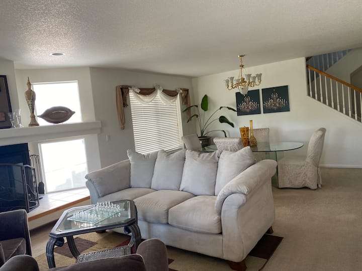 The House Across From The Park - Ivory Room - Aurora, CO