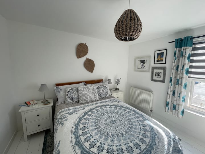Spacious, light and airy front bedroom with double bed.
Blanket box to put your case on. Hangers and hanging space. 
Decorative Victorian fireplace 
Lamps and phone charger. 