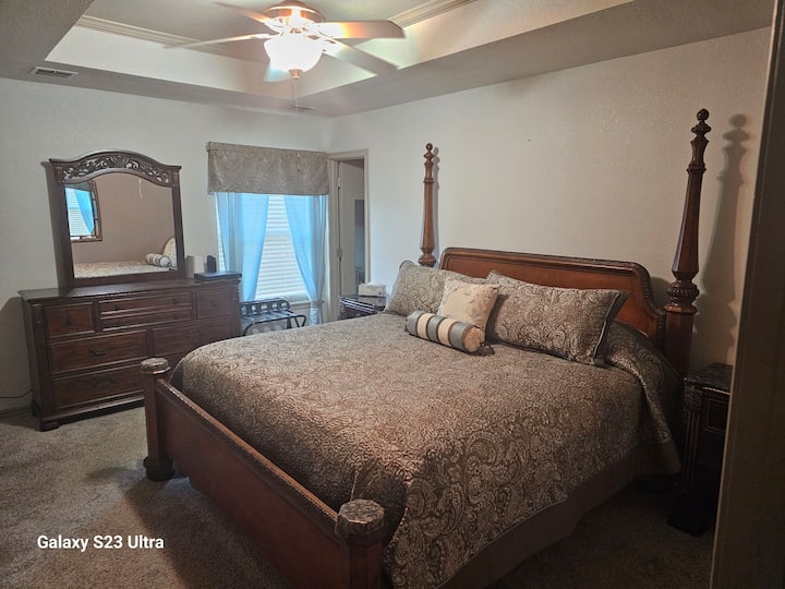 غرفة نوم رئيسية بسرير بحجم كبير. تحتوي جميع غرف النوم على وسائد ومراتب عالية الجودة مع بياضات عالية الجودة بالإضافة إلى واقيات من الوسائد والمراتب للنظافة والصحة للضيوف. تحتوي على خزانات ملابس وخزانات/صندوق،