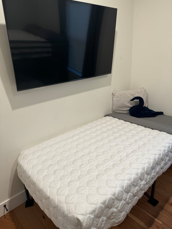 Sovrummet har egen 50 plattskärm med XL twin samt full över full våningssängar.
Totalt 3 bäddar i detta sovrum