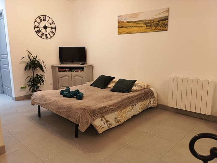 140x190 sofa

Veliki dnevni boravak od 35 m², vrlo svijetao s pogledom na drvenu terasu i vrt
Uključuje blagovaonicu, opremljenu kuhinju, dnevni boravak s kaučem na razvlačenje i TV-om, Wi-Fi, Bluetooth zvučnik