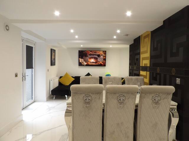 Edinburgh’s #1 Hidden Luxury Retreat Zoo gallery image 5