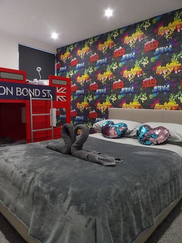 Edinburgh’s #1 Hidden Luxury Retreat Zoo gallery image 3