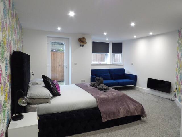 Edinburgh’s #1 Hidden Luxury Retreat Zoo gallery image 2