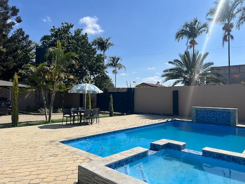 iYula Townhouse | 24/7Power |Pool| Wi-Fi| Bespoke!