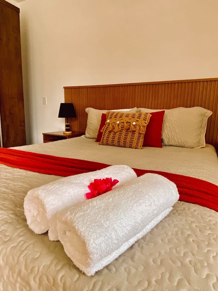 Двойно легло, единично легло, смарт телевизор, климатик, завеса за затъмняване, балкон