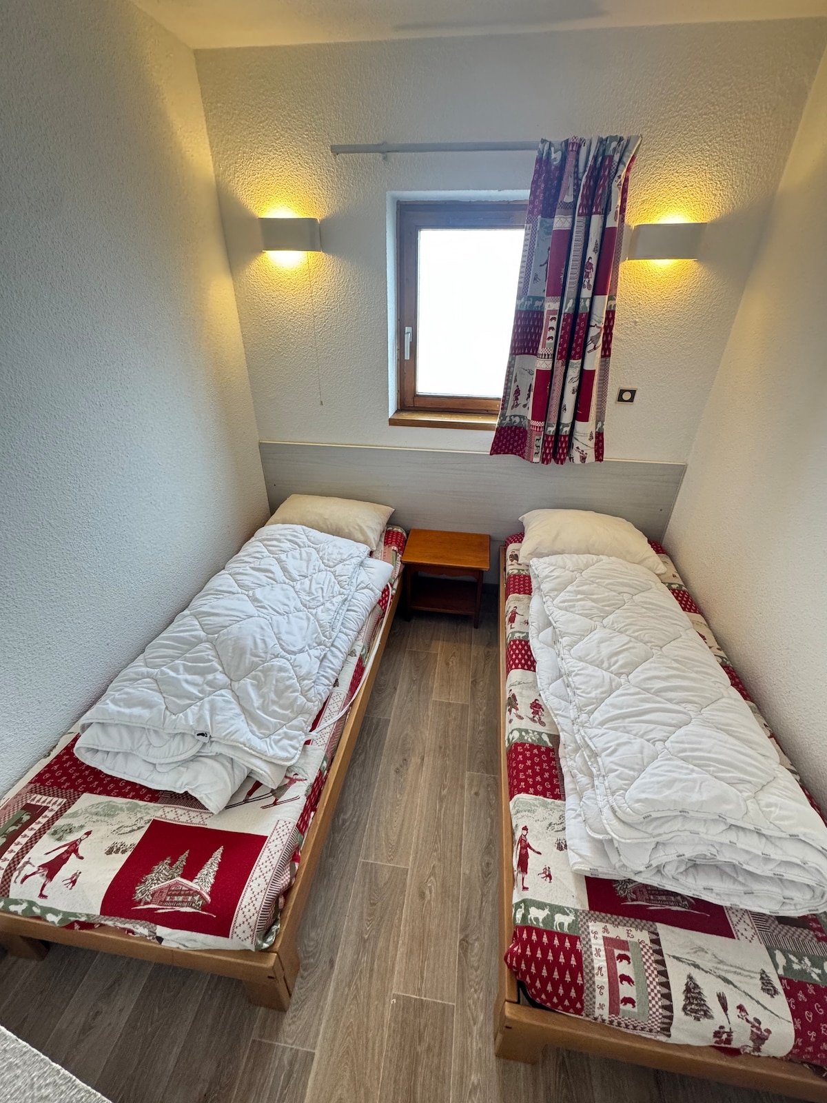 เตียงเดี่ยว 2 หลังขนาด 80x190 