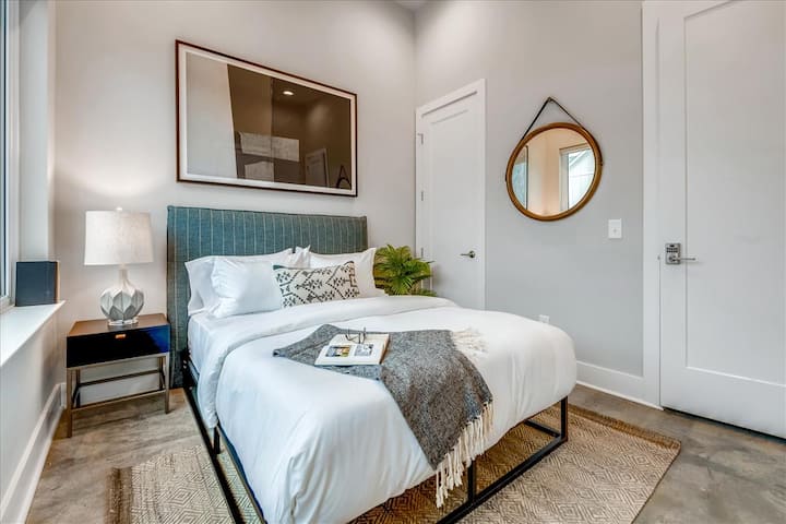 Chambre 3 | 1 grand lit | Lumière naturelle | Troisième étage