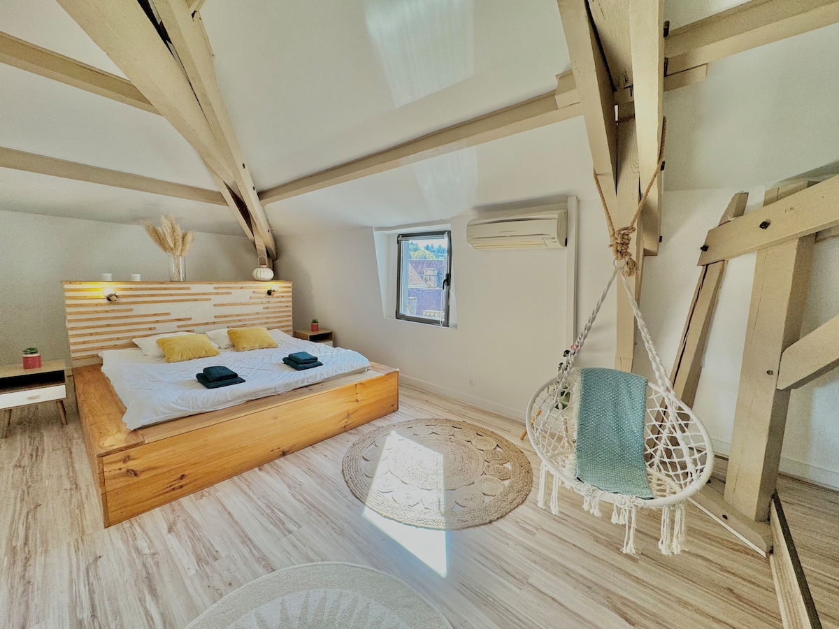 Na poschodí je krásny priestor pre túto spálňu s manželskou posteľou