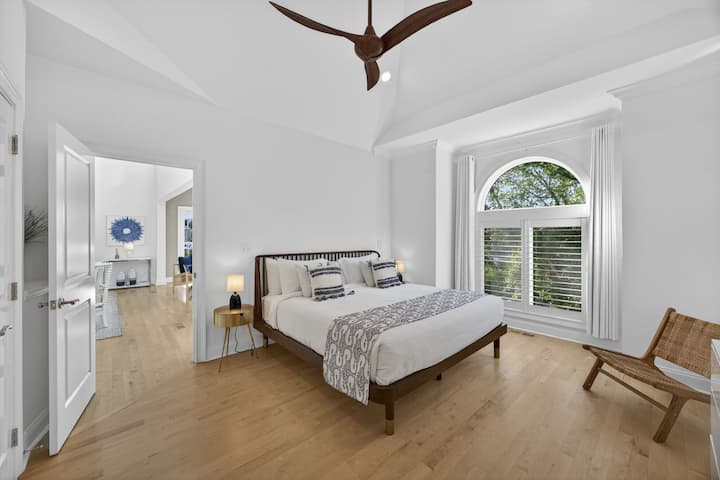 Habitación 1: cama king, primer piso, baño compartido