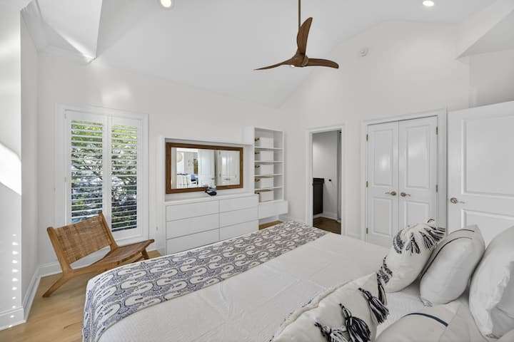 Habitación 1: cama king, primer piso, baño compartido