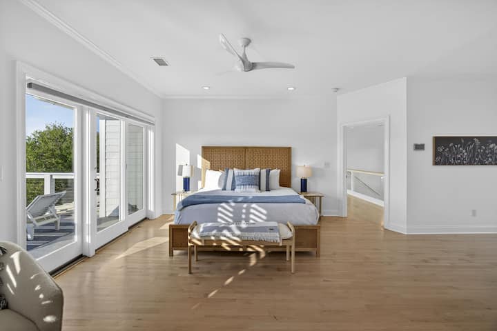 Dormitorio 4: suite principal, cama tamaño king, segundo piso, baño privado, acceso al balcón