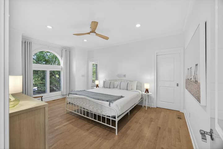 Dormitorio 3: cama tamaño king, primer piso, baño privado