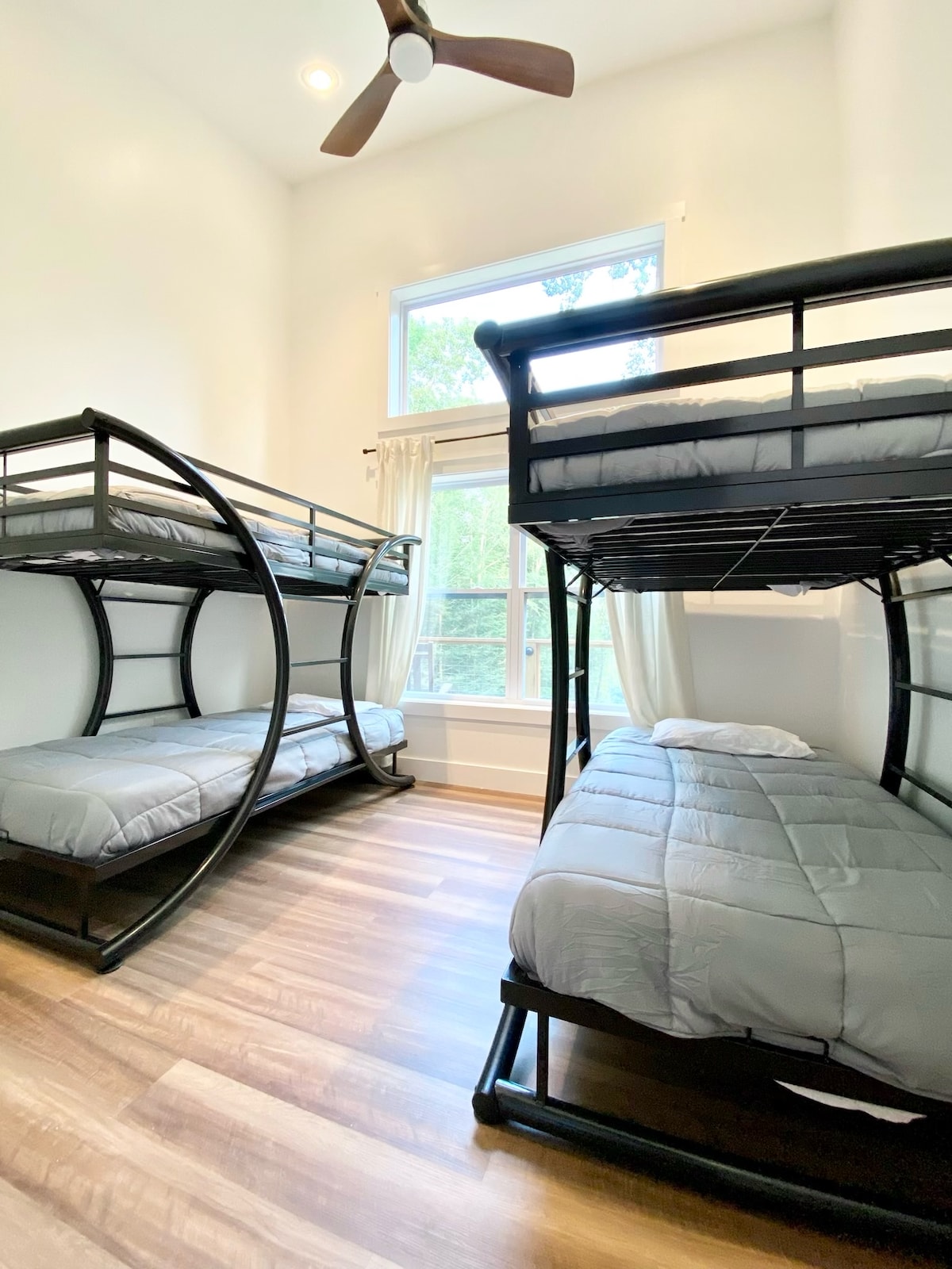 Bedroom with views of the Scott’s Gulf has two sets of sturdy twin bunks. Each platform supports 400 lbs (800 lbs per bunk). 