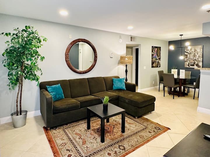 Lux 2br/2ba Condo Near Strip W/pool, Gym, Balcony - 
