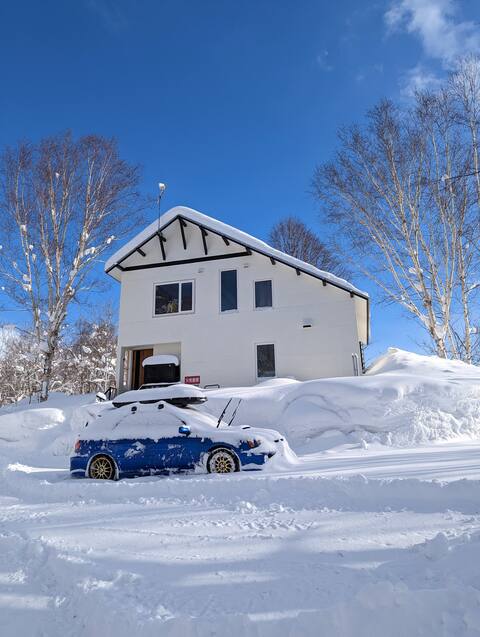 Birch House: modern hideaway, onsen & grand piano