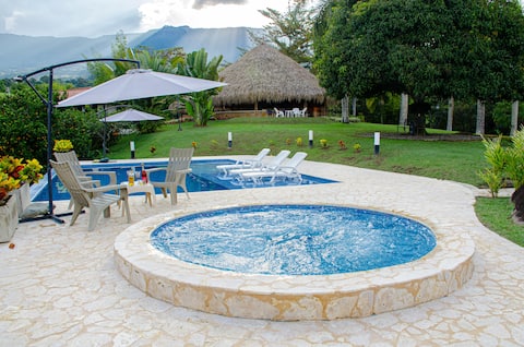 An amazing country house with a swimming pool and jacuzzi!