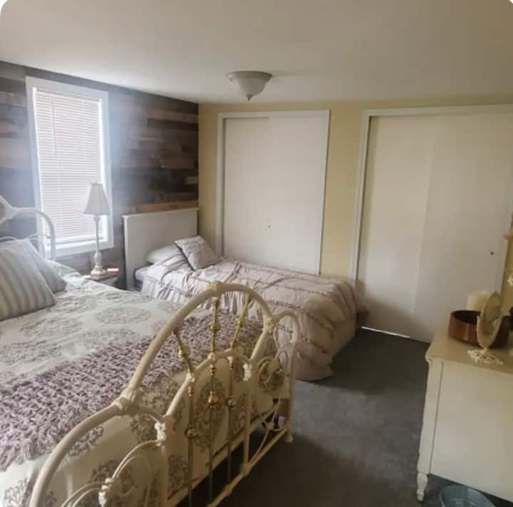 Värmen från träväggen drar dig in och inbjuder dig att ta en tupplur mitt på eftermiddagen. 