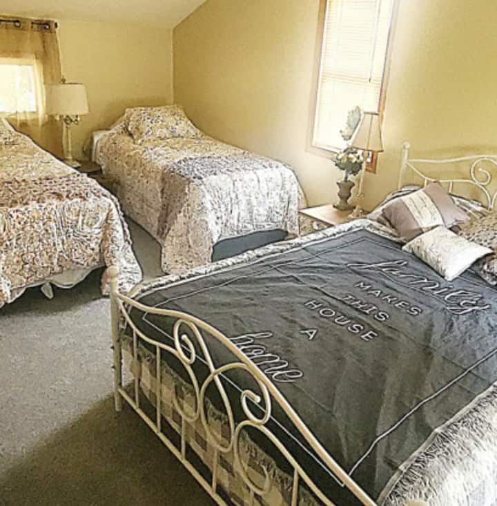 Denna Queen-säng är en Tempur Pediic Super Plus Memory Foam-madrass. De 2 enkelsängarna är extra långa.