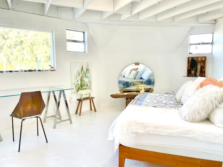 Lit Queen, table de travail en verre, beaucoup de lumière, bibliothèque de livres d'art, grand placard