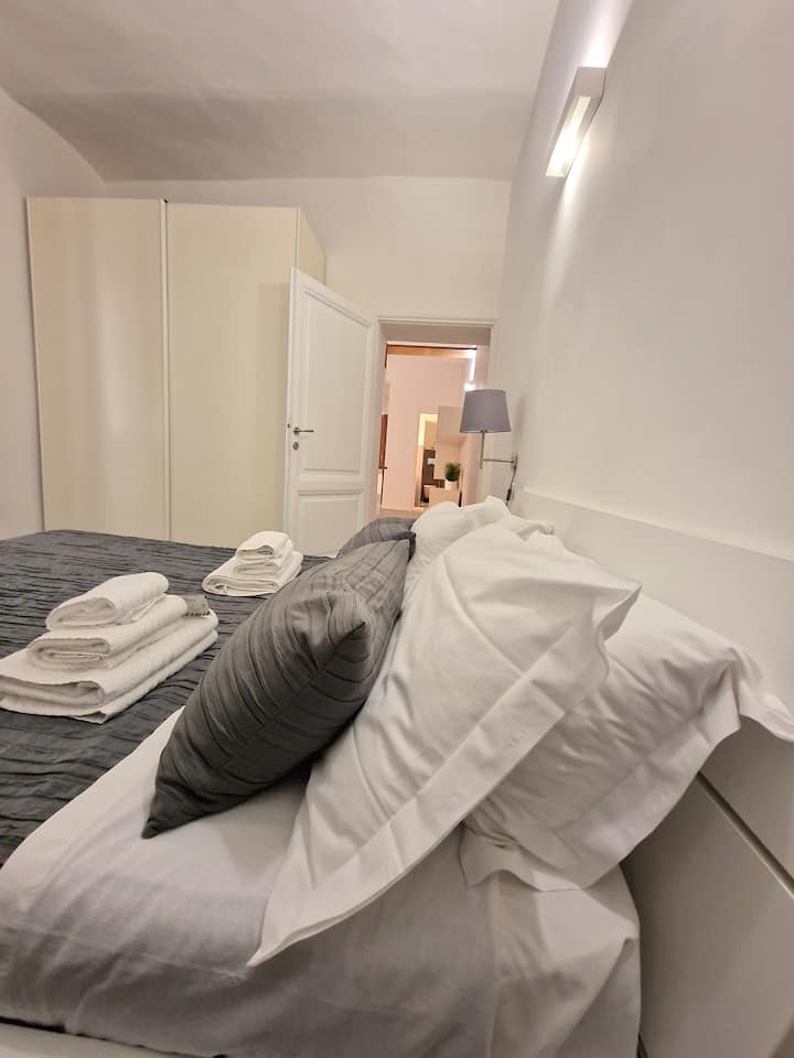 Detail des bequemen Doppelbettes und des großen Kleiderschranks (Klimaanlage warm-kalt und unbegrenztes flaches WLAN vorhanden)