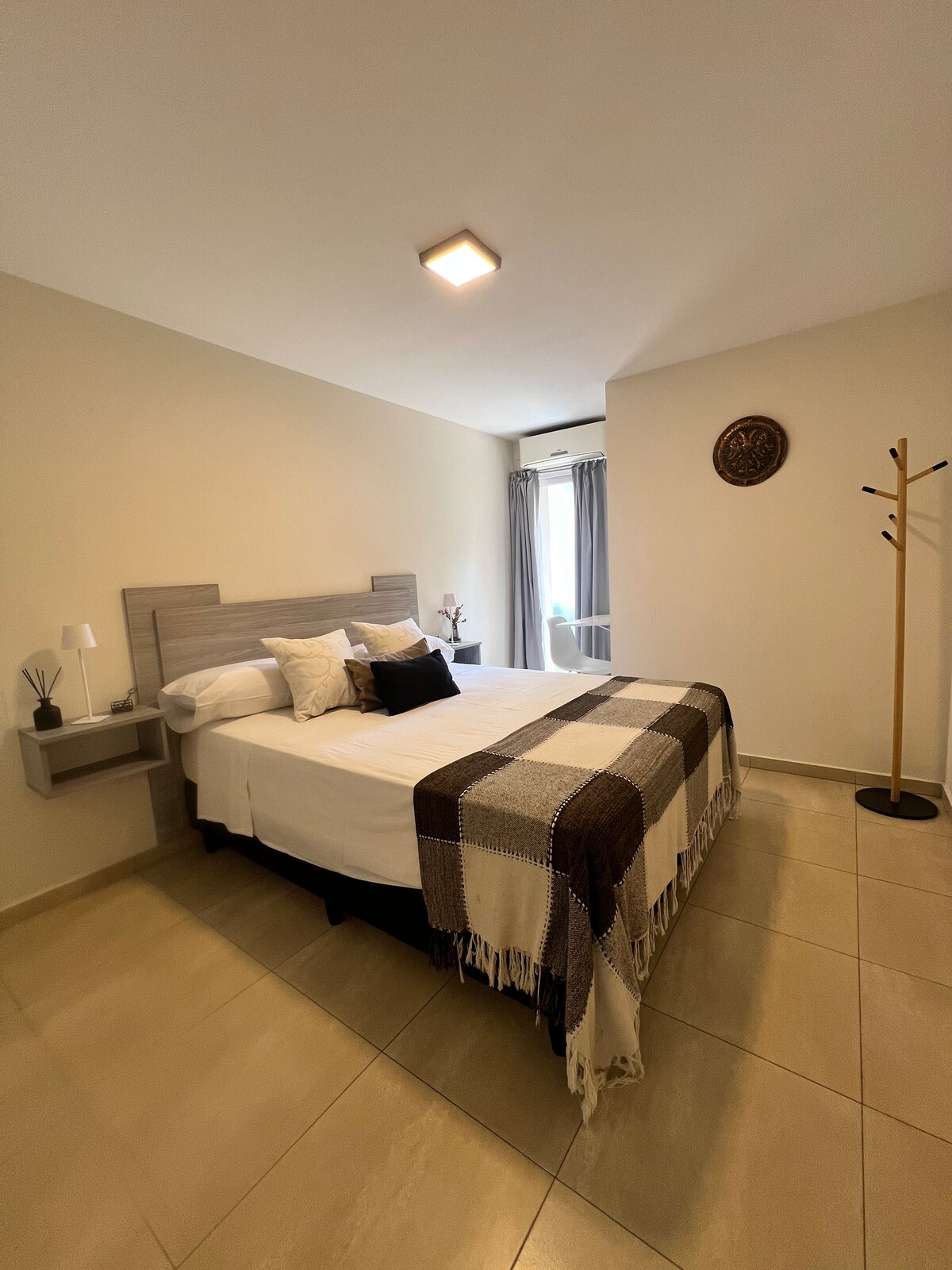 ห้องนอนกว้างขวางพร้อมระเบียงและวิวสระว่ายน้ำ แสงธรรมชาติและการระบายอากาศช่วยสร้างบรรยากาศที่สะดวกสบาย มีพื้นที่สำหรับทำงานระยะไกลหรือเป็นสตูดิโอและมีป้ายติดไว้
สมาร์ททีวีพร้อมเคเบิลทีวีคลาโรเพื่อความสะดวกสบาย