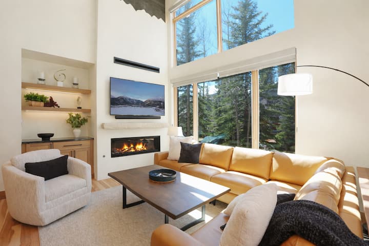 Luxury Ski-in/ski-out • Private Hot Tub - Breckenridge, CO