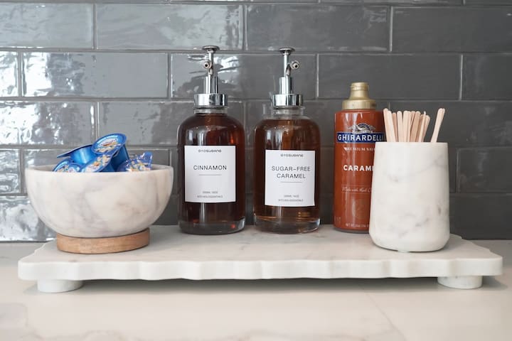 Hollywood Universal Studios Gem! + 2 Car Garage gallery image 3