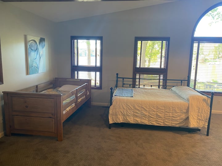 Las camas adicionales incluyen una cama completa con una cama nido doble debajo y una segunda cama doble.