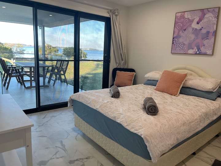 Ensuite 2, Cosy queen bed toilet and bathroom with Walk in Robe. Beach/water views .
