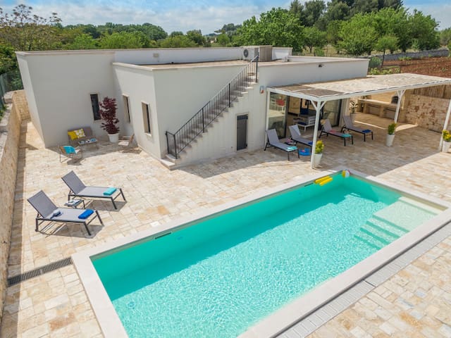 Spacious Ostuni 3 bed villa, pool, fenced & BBQ