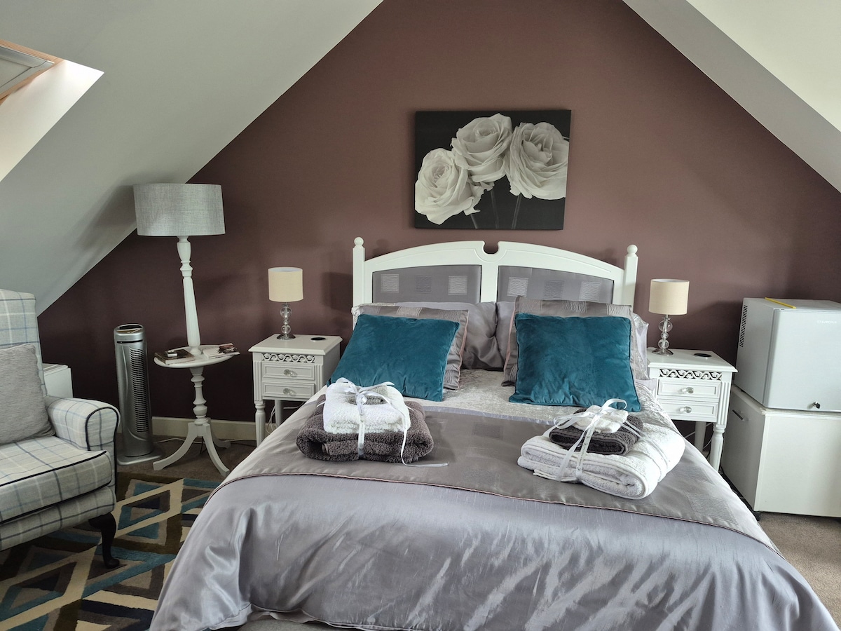 Magpie House. Penthouse En suite room.