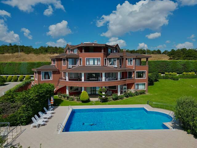 Lüks Malikâne: Muhteşem Manzara ve Saklı Bahçe