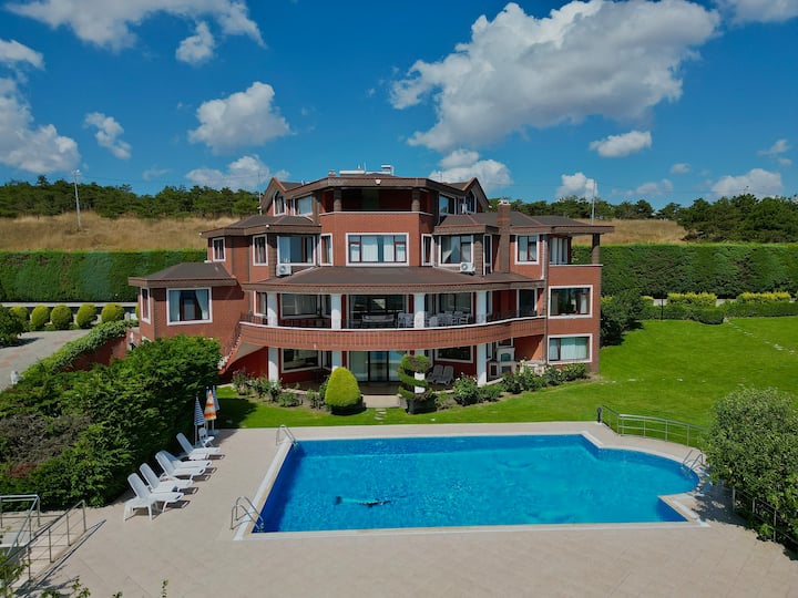 Luxury Mansion: Magnificent View and Hidden Garden