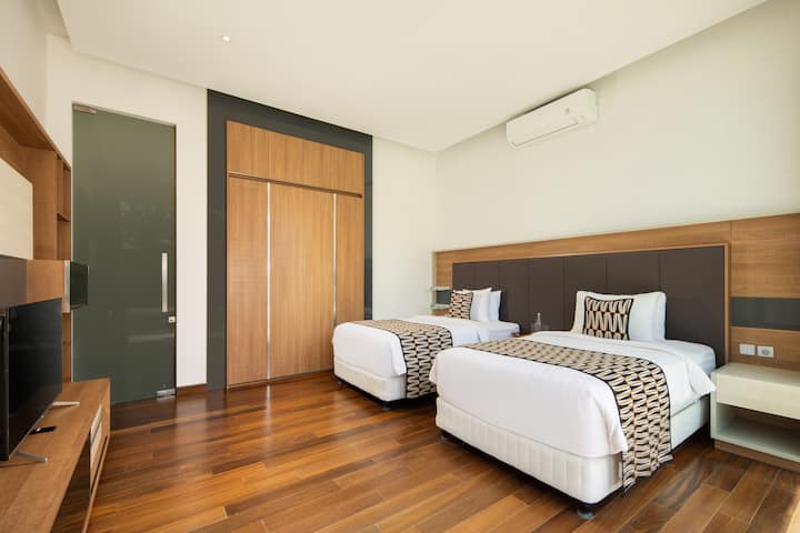 Type de chambre avec lit simple, climatisation, télévision et de nombreux équipements