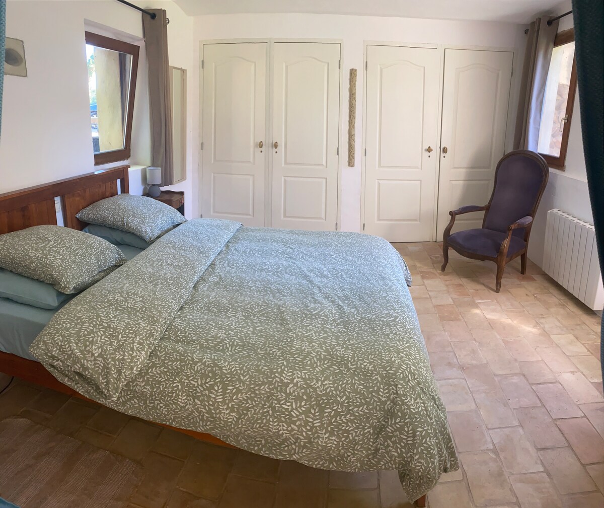 Habitación con cama de 160 y armarios empotrados