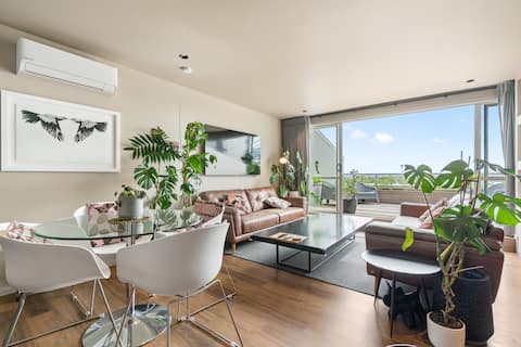 Popular Airbnb listing: Stylish 1BD Flat & Car Park, Deck + Harbour Views in Auckland
