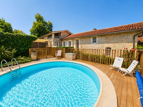 Cottage with swimming pool The hollow of the wolf