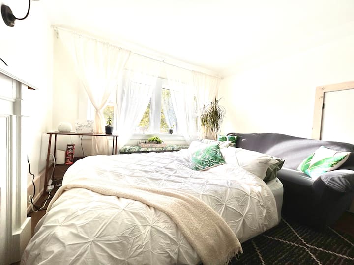 สามารถจัดเตียงควีนไซส์หลังที่ 2 ไว้ในห้องนั่งเล่นได้  เป็นที่นอนเป่าลมคุณภาพสูงพร้อมผ้าปูที่นอนและผ้านวมที่นุ่มสบาย