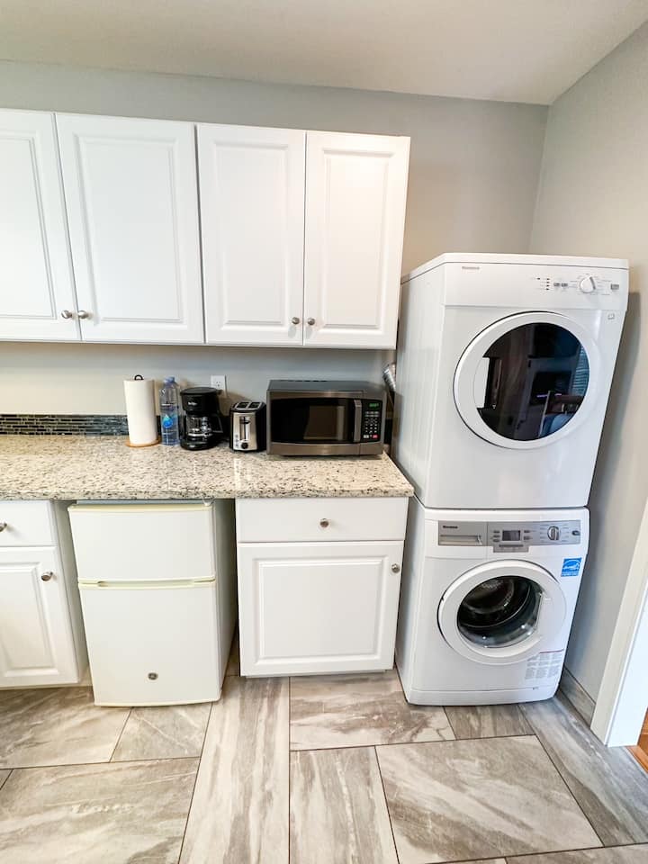 Cozy Queen, Private Bathroom And Entryway - Bend, OR