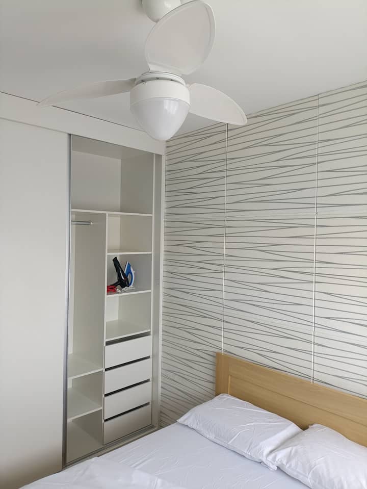 Dormitorio principal con cama doble y colchón de espuma, con sábanas limpias y fragantes.
Ventilador de techo.
Espacios de armario.
No hay televisión en la habitación.