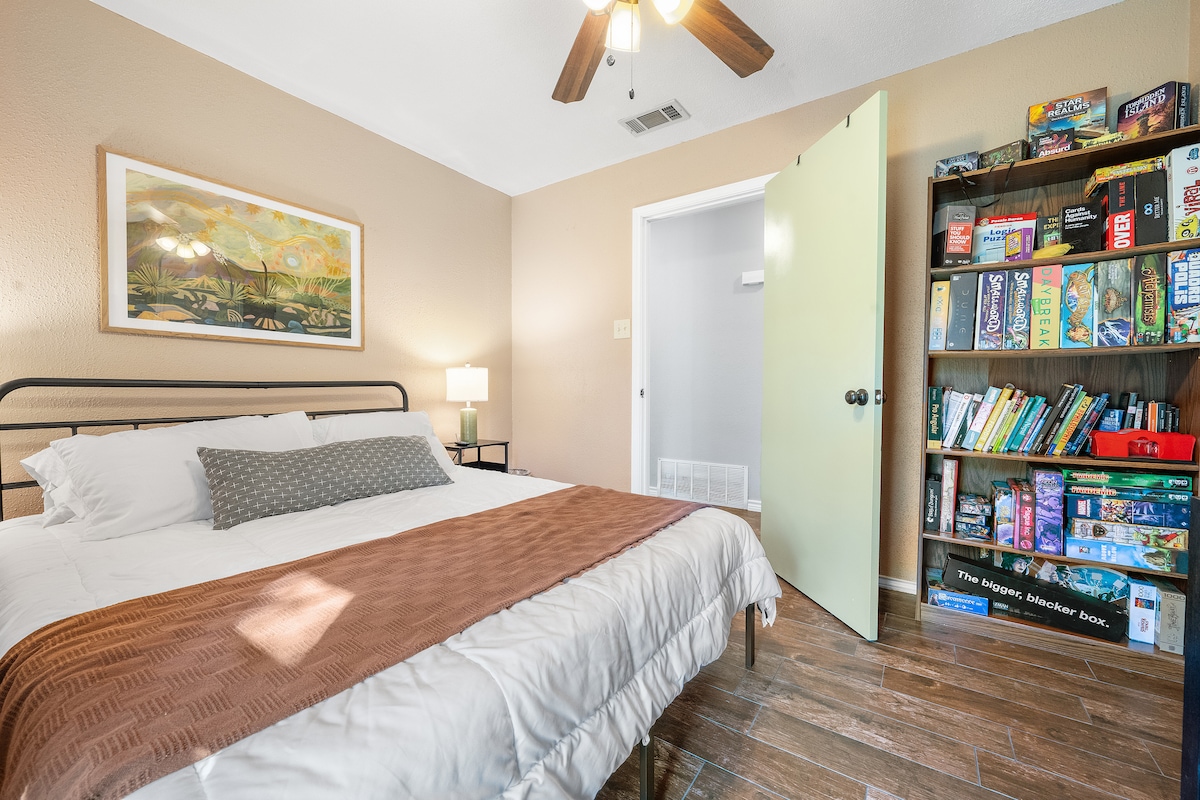 Michezo mingi ya ubao na vitabu vilivyojumuishwa kwa ajili ya watoto na watu wazima!