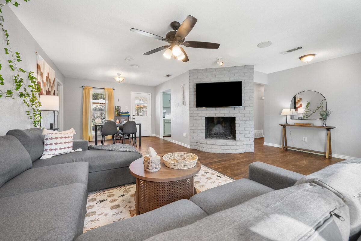 Pumzika kwenye sehemu pana ambayo inapanuka kuwa kitanda hata kwa starehe zaidi!