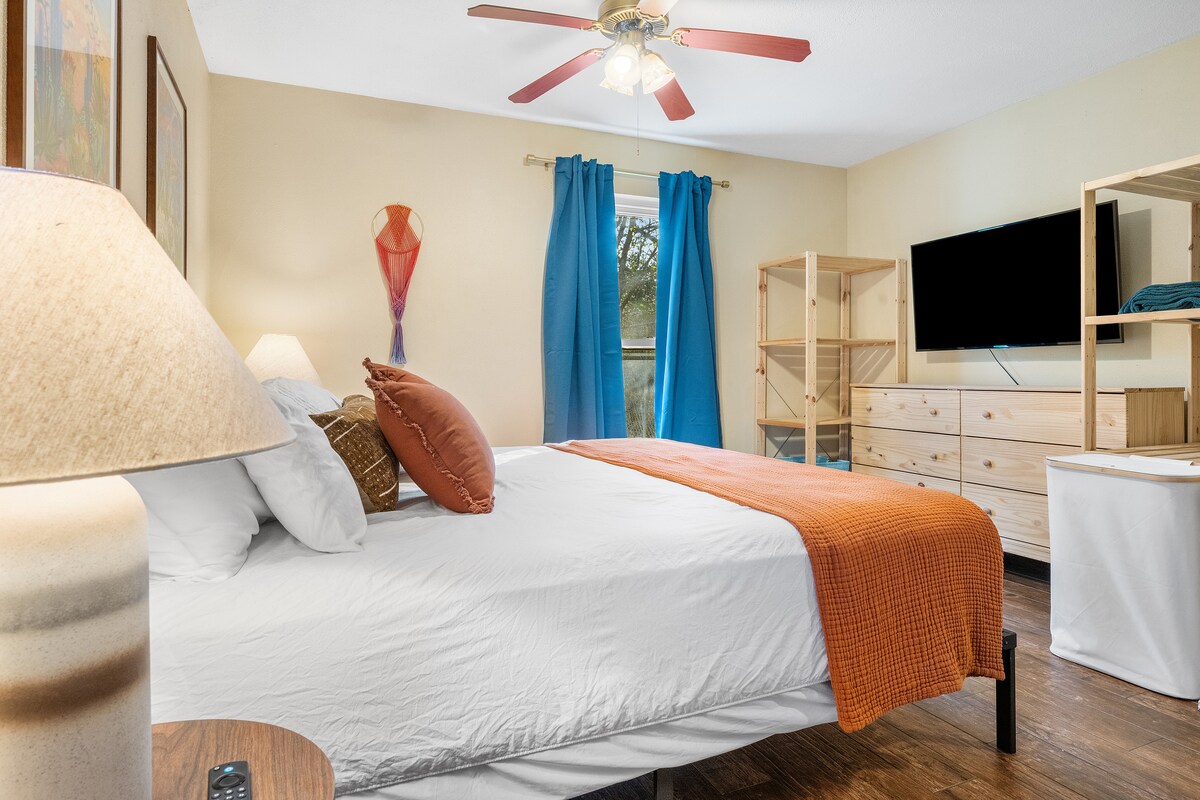 Godoro jipya kabisa la kustarehesha kutoka Costco na Fire TV kubwa kwa ajili ya kupumzika jioni kabla ya kulala. 