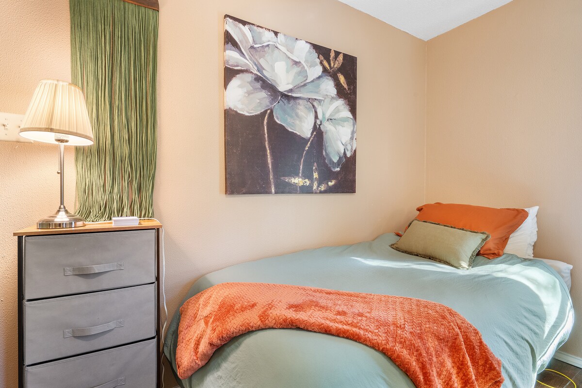 Kitanda kipya kabisa chenye starehe ya kipekee cha inchi 12 kilichofunikwa kwa povu la kumbukumbu. Inafaa kwa usingizi wa haraka wakati wa kazi au kwa mgeni wa ziada kukaa. 